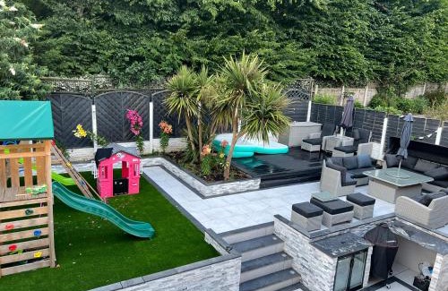 Liverpool Casa | Large NEW Detached House Woolton, Families, FREE Parking, Massage, BBQ, Play room & MORE