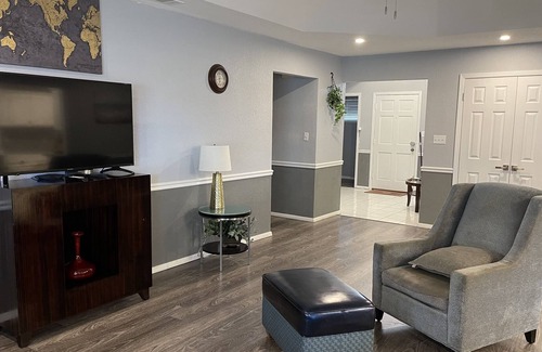 Fresno Casa | LARGE NEWER 3bd/2ba Home near shops/eats/Nat'l Parks