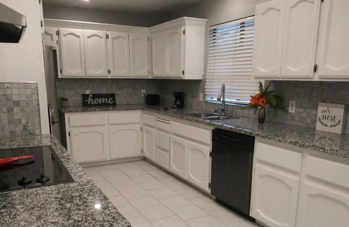 Fresno Casa | LARGE NEWER 3bd/2ba Home near shops/eats/Nat'l Parks
