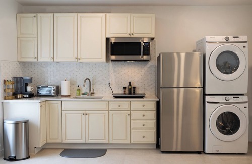 Naples Apartamento | Large, Newly Built 1B Studio w/ Patio, W&D
