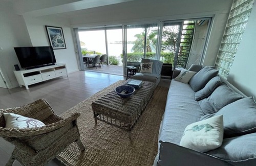 Bundeena Casa | Large north facing waterfront with huge deck, 4 bedrooms & 4 bathrooms. Pets ok.