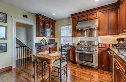Swampscott Apartamento | Large Oceanside Apartment. Walk to the beach and many restaurants. Pet Friendly