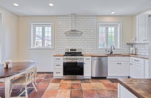 Halifax Apartamento | Large One Bedroom Suite in Historic Farmhouse - Family Friendly!