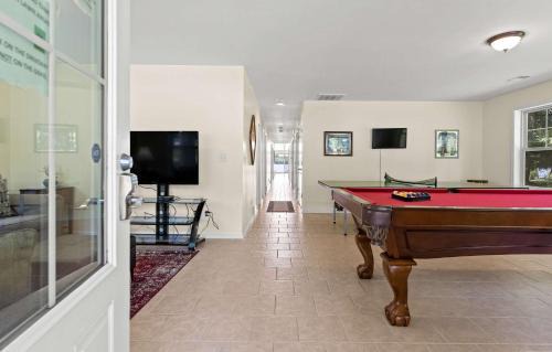 Kendall Casa | Large Open Floor Home with Fire Pit on the Lake