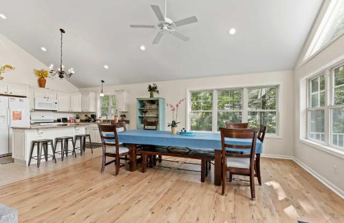Kendall Casa | Large Open Floor Home with Fire Pit on the Lake
