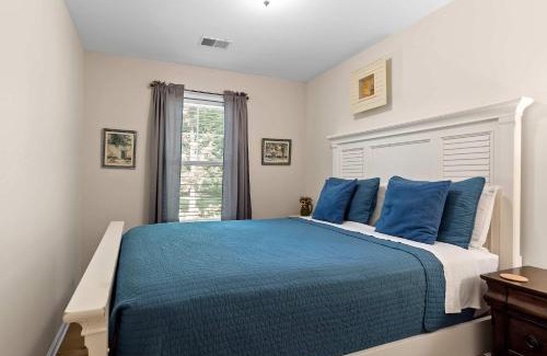 Kendall Casa | Large Open Floor Home with Fire Pit on the Lake