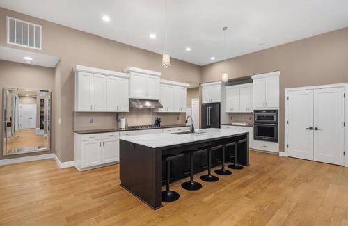 Tigard Casa | Large Open Home - Gourmet Kitchen - Pool Table