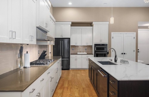 Tigard Casa | Large Open Home - Gourmet Kitchen - Pool Table