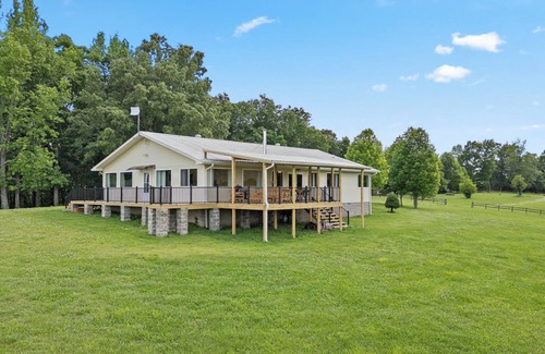 Jasper Casa | Large Ozark home w/large covered deck - 5 minutes from Jasper!