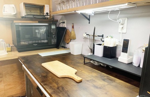 Minamifurano Casa | Large panoramic view of the ski slopes from the large windows. Ezo squirrels and wild birds visit the windows and can be fed during your stay. The warmth of the wood stove creates a comfortable moment. (Pets are allowed.)