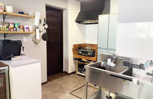 Minamifurano Casa | Large panoramic view of the ski slopes from the large windows. Ezo squirrels and wild birds visit the windows and can be fed during your stay. The warmth of the wood stove creates a comfortable moment. (Pets are allowed.)