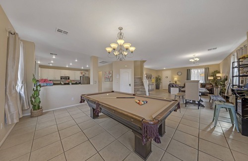 Spring Valley Casa | Capacidad para 10 personas, mesa de billar, Gran mejorada de inicio, cerca de la avenida! Completamente cargado.