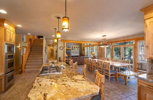 Sunriver Casa | Gran casa principal con aire acondicionado, SHARC, muebles nuevos, nueva bañera de hidromasaje y mesa de billar