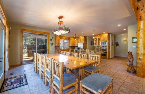 Sunriver Casa | Gran casa principal con aire acondicionado, SHARC, muebles nuevos, nueva bañera de hidromasaje y mesa de billar