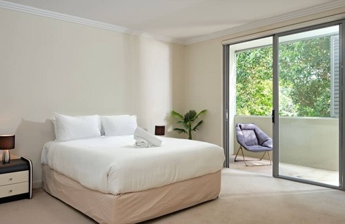Warrawee Apartamento | Large Premium 2 Bd Apt with Views | Balcony Dining