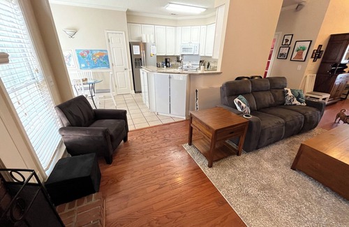 Pickwood Casa | Large private home near campus