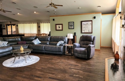 Merrillan Casa | Large ranch house