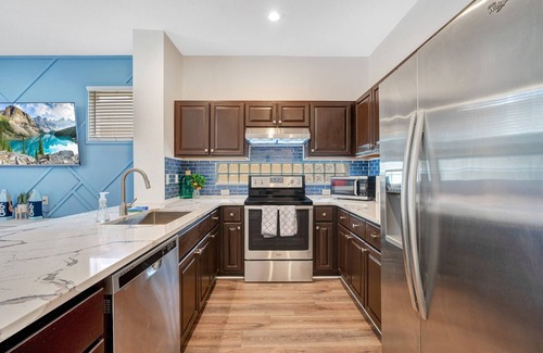 Sunset Lakes Casa | Large Relaxing Poolside Patio! 4 Miles to Disney.