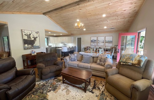 Sky Valley Cabina | Large Resort Cabin with Breathtaking Mountain Views + Firepit