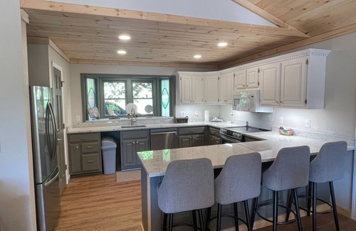 Sky Valley Cabina | Large Resort Cabin with Breathtaking Mountain Views + Firepit