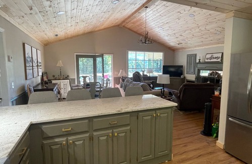 Sky Valley Cabina | Large Resort Cabin with Breathtaking Mountain Views + Firepit