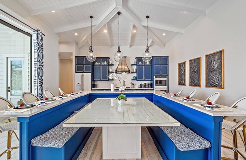 Saint Armands Key Casa | Large, Resort-Like Pool Home. Walk to Lido Beach and St. Armand's Circle.