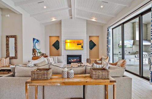 Saint Armands Key Casa | Large, Resort-Like Pool Home. Walk to Lido Beach and St. Armand's Circle.