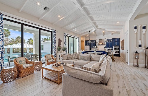 Saint Armands Key Casa | Large, Resort-Like Pool Home. Walk to Lido Beach and St. Armand's Circle.