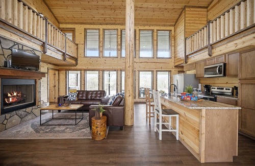 Golden Cabina | Large River front cabin overlooking Glover River