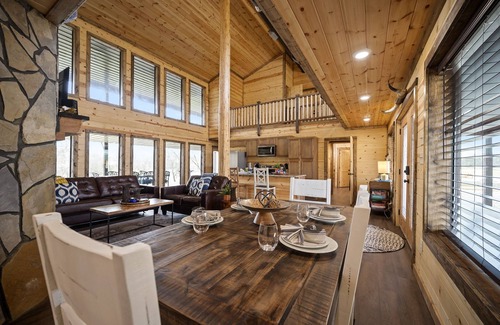 Golden Cabina | Large River front cabin overlooking Glover River