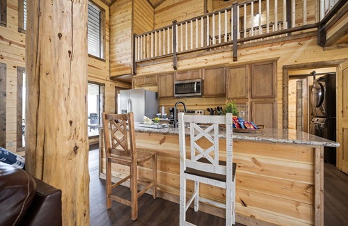Golden Cabina | Large River front cabin overlooking Glover River