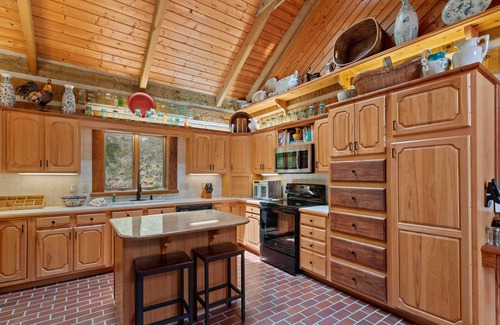 Sugar Grove Cabina | Large Riverside Cabin on Beautiful Acreage