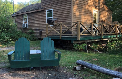 The Forks Cabina | Large Riverside Cabin in The Forks, pet friendly