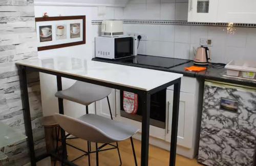 St. Mark's Casa | Large room with private kitchen near Kingston University