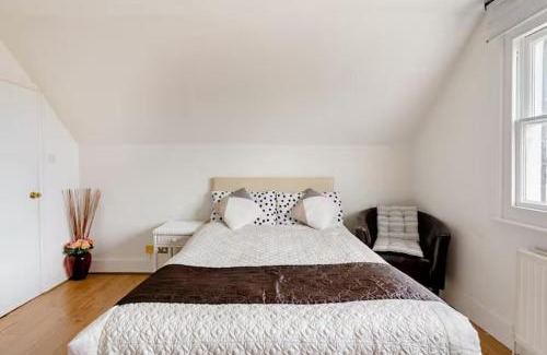 St. Mark's Casa | Large room with private kitchen near Kingston University