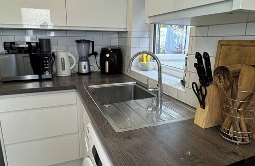 West Ham Casa | Large room with access to the garden