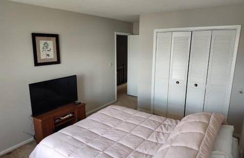 Elk Grove Village Casa | Large room with balcony in private home in Elk Grove