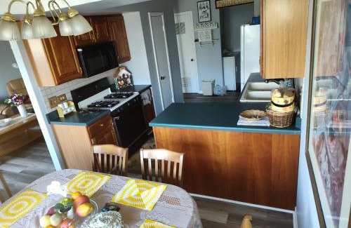Elk Grove Village Casa | Large room with balcony in private home in Elk Grove