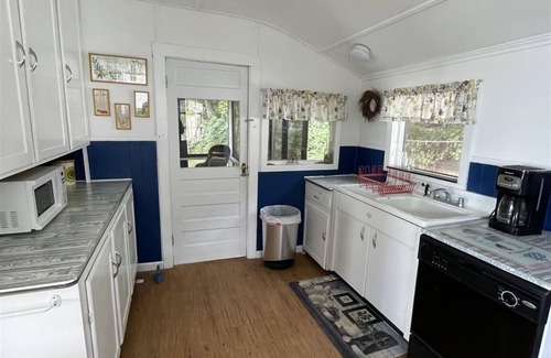 North Sebago Cabaña | LARGE RUSTIC COTTAGE. SEBAGO LAKE BEACHFRONT