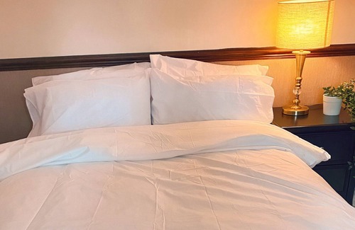 Marston Green Cabaña | Large rustic home next to airport/NEC/Train station.
