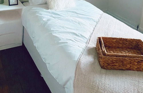 Marston Green Cabaña | Large rustic home next to airport/NEC/Train station.