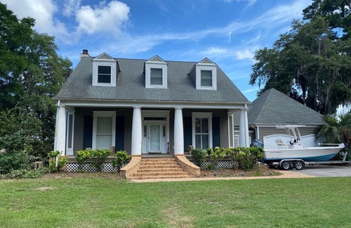 Beaufort Casa | Large Rustic Home for Marine Graduation and Family Fishing