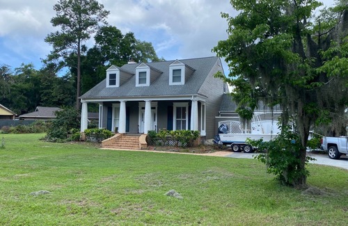 Beaufort Casa | Large Rustic Home for Marine Graduation and Family Fishing