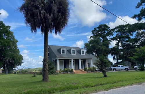 Beaufort Casa | Large Rustic Home for Marine Graduation and Family Fishing