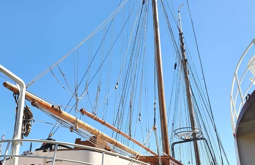 Scheepvaartkwartier Alquiler De Eote | Large Sailing ship "Marie Galante" for groups accommodation