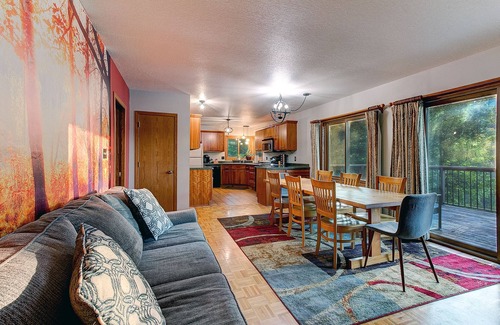 La Crosse Casa | Large Secluded Country Home Minutes from Town