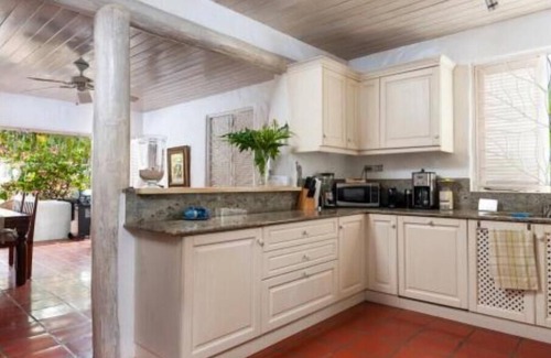 Mullins Apartamento | Large Secure 2 Bedroom Apartment with large pool steps to Mullins Beach
