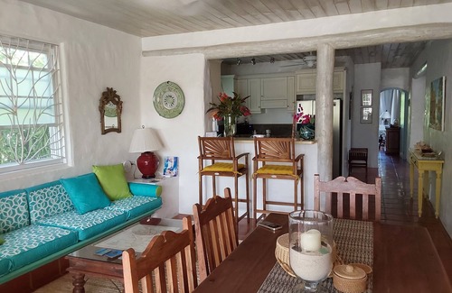 Mullins Apartamento | Large Secure 2 Bedroom Apartment with large pool steps to Mullins Beach