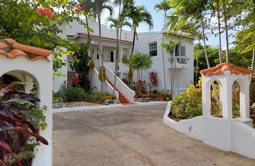 Mullins Apartamento | Large Secure 2 Bedroom Apartment with large pool steps to Mullins Beach