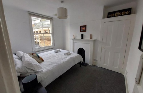 Angel Casa | Large Serene Victorian Abode in Central London